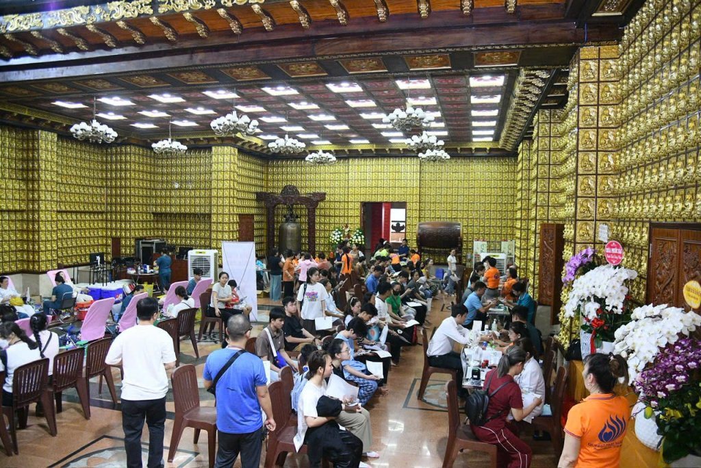 TIẾP NỐI HẠNH NGUYỆN PHỤNG SỰ: HƠN 200 TĂNG NI, PHẬT TỬ THAM GIA HIẾN MÁU NHÂN ĐẠO LẦN THỨ 136