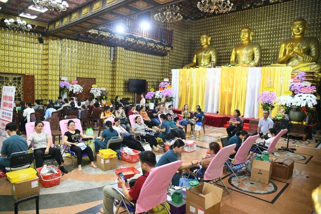 TIẾP NỐI HẠNH NGUYỆN PHỤNG SỰ: HƠN 200 TĂNG NI, PHẬT TỬ THAM GIA HIẾN MÁU NHÂN ĐẠO LẦN THỨ 136