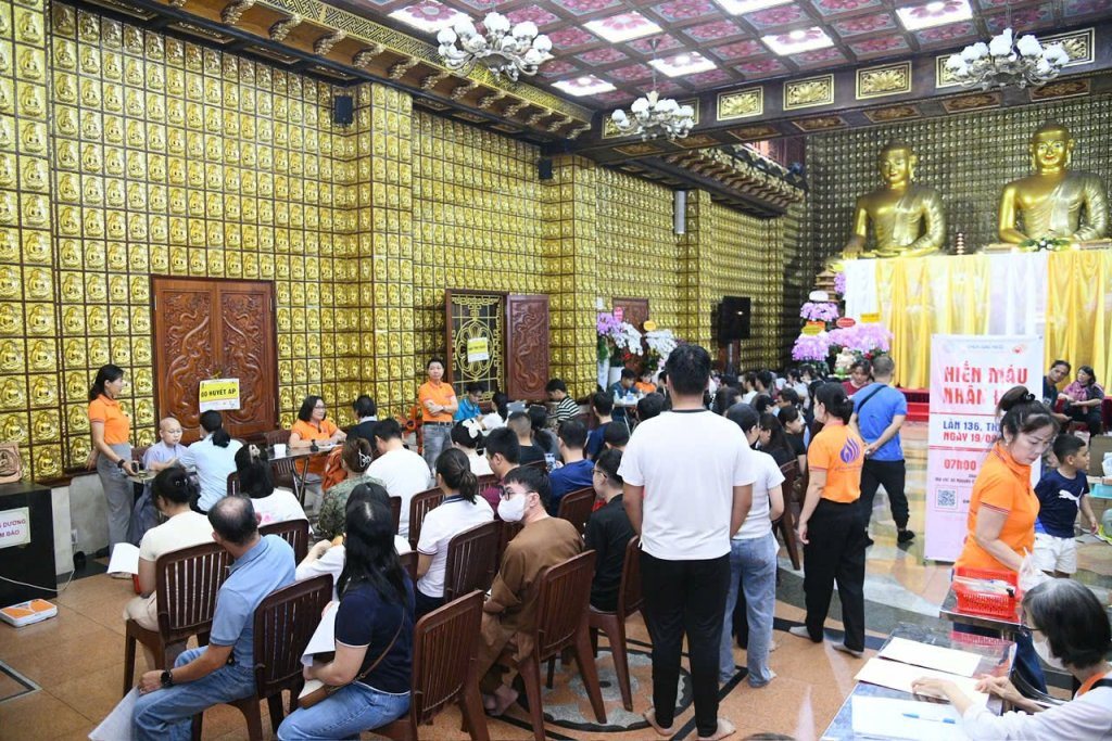 TIẾP NỐI HẠNH NGUYỆN PHỤNG SỰ: HƠN 200 TĂNG NI, PHẬT TỬ THAM GIA HIẾN MÁU NHÂN ĐẠO LẦN THỨ 136