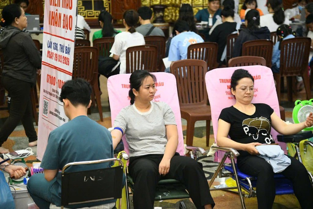 TIẾP NỐI HẠNH NGUYỆN PHỤNG SỰ: HƠN 200 TĂNG NI, PHẬT TỬ THAM GIA HIẾN MÁU NHÂN ĐẠO LẦN THỨ 136