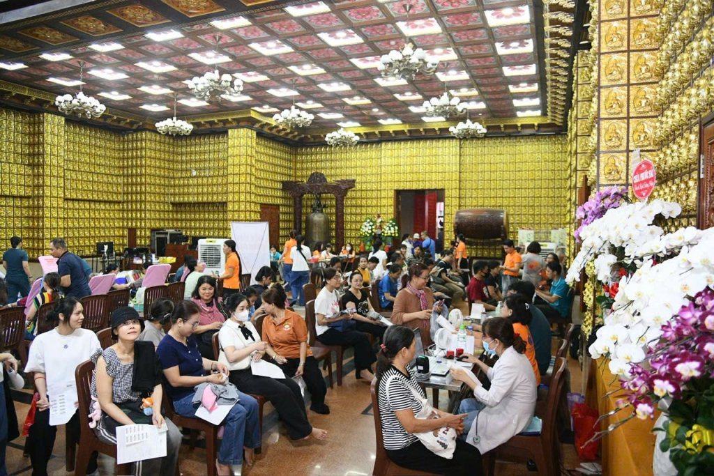 TIẾP NỐI HẠNH NGUYỆN PHỤNG SỰ: HƠN 200 TĂNG NI, PHẬT TỬ THAM GIA HIẾN MÁU NHÂN ĐẠO LẦN THỨ 136