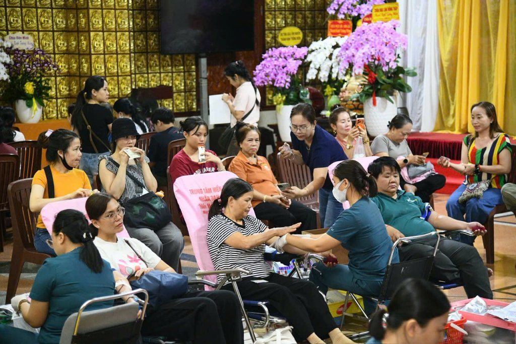 TIẾP NỐI HẠNH NGUYỆN PHỤNG SỰ: HƠN 200 TĂNG NI, PHẬT TỬ THAM GIA HIẾN MÁU NHÂN ĐẠO LẦN THỨ 136