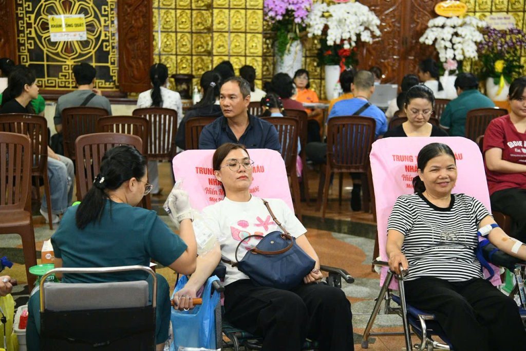 TIẾP NỐI HẠNH NGUYỆN PHỤNG SỰ: HƠN 200 TĂNG NI, PHẬT TỬ THAM GIA HIẾN MÁU NHÂN ĐẠO LẦN THỨ 136