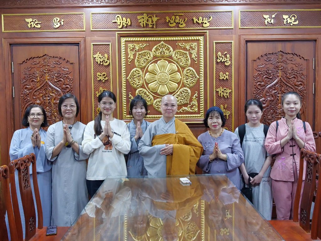 SỐNG CHÁNH NIỆM TỈNH GIÁC ĐỂ BẢO VỆ BẢN THÂN KHỎI PHIỀN NÃO, KHỔ ĐAU