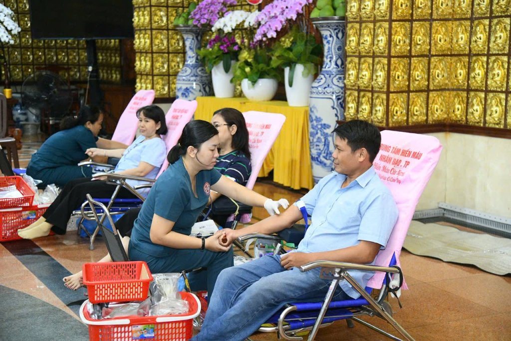 TIẾP NỐI HẠNH NGUYỆN PHỤNG SỰ: HƠN 200 TĂNG NI, PHẬT TỬ THAM GIA HIẾN MÁU NHÂN ĐẠO LẦN THỨ 136