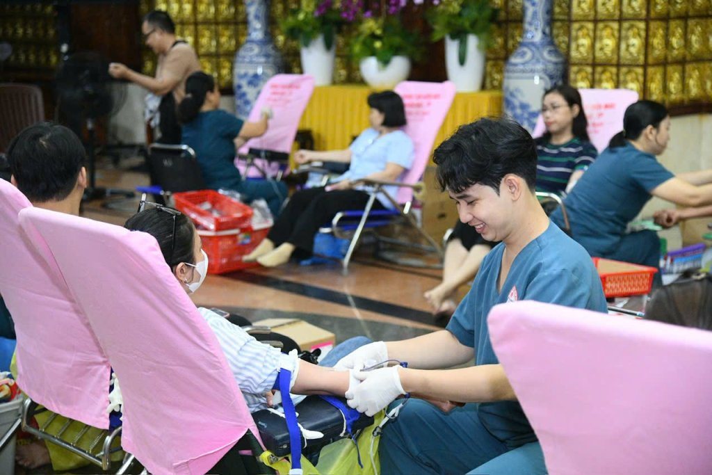TIẾP NỐI HẠNH NGUYỆN PHỤNG SỰ: HƠN 200 TĂNG NI, PHẬT TỬ THAM GIA HIẾN MÁU NHÂN ĐẠO LẦN THỨ 136
