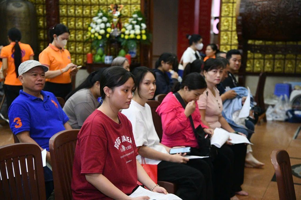 TIẾP NỐI HẠNH NGUYỆN PHỤNG SỰ: HƠN 200 TĂNG NI, PHẬT TỬ THAM GIA HIẾN MÁU NHÂN ĐẠO LẦN THỨ 136