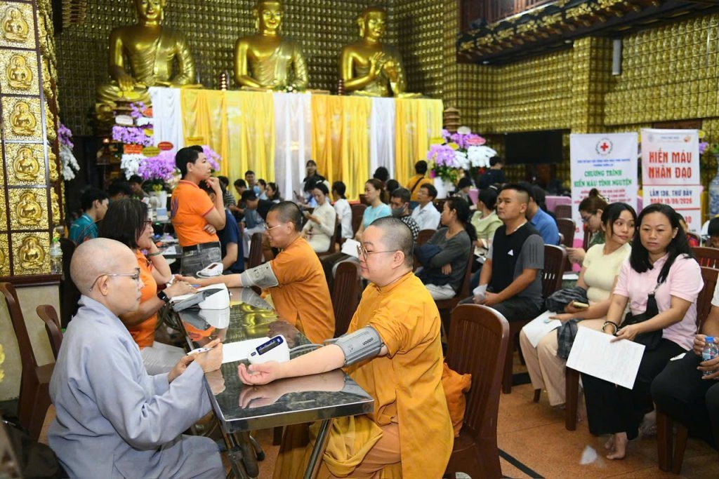 TIẾP NỐI HẠNH NGUYỆN PHỤNG SỰ: HƠN 200 TĂNG NI, PHẬT TỬ THAM GIA HIẾN MÁU NHÂN ĐẠO LẦN THỨ 136