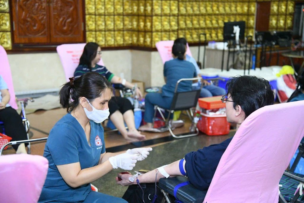 TIẾP NỐI HẠNH NGUYỆN PHỤNG SỰ: HƠN 200 TĂNG NI, PHẬT TỬ THAM GIA HIẾN MÁU NHÂN ĐẠO LẦN THỨ 136
