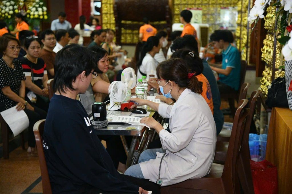 TIẾP NỐI HẠNH NGUYỆN PHỤNG SỰ: HƠN 200 TĂNG NI, PHẬT TỬ THAM GIA HIẾN MÁU NHÂN ĐẠO LẦN THỨ 136