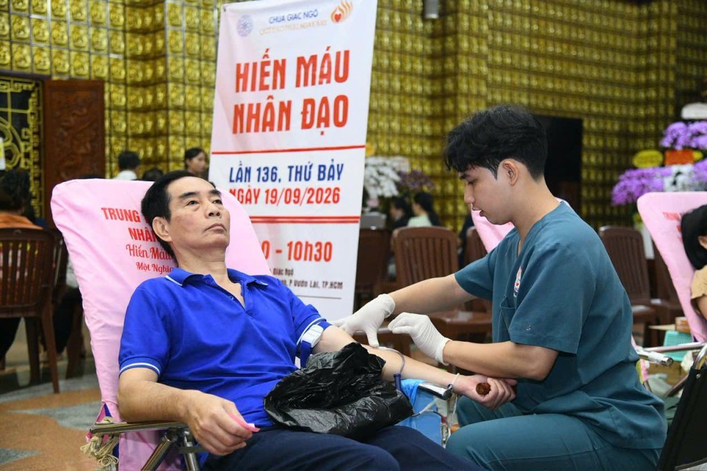 TIẾP NỐI HẠNH NGUYỆN PHỤNG SỰ: HƠN 200 TĂNG NI, PHẬT TỬ THAM GIA HIẾN MÁU NHÂN ĐẠO LẦN THỨ 136