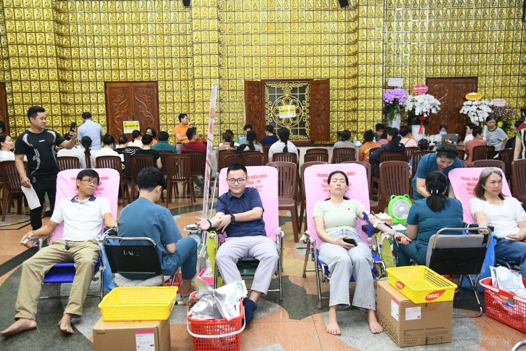 TIẾP NỐI HẠNH NGUYỆN PHỤNG SỰ: HƠN 200 TĂNG NI, PHẬT TỬ THAM GIA HIẾN MÁU NHÂN ĐẠO LẦN THỨ 136