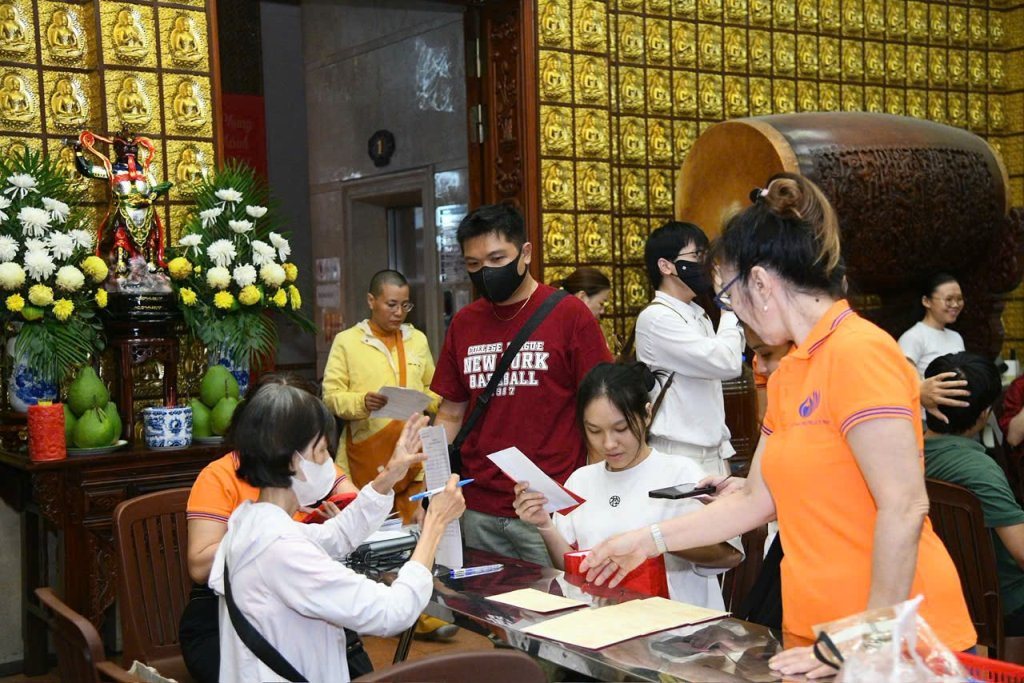 TIẾP NỐI HẠNH NGUYỆN PHỤNG SỰ: HƠN 200 TĂNG NI, PHẬT TỬ THAM GIA HIẾN MÁU NHÂN ĐẠO LẦN THỨ 136