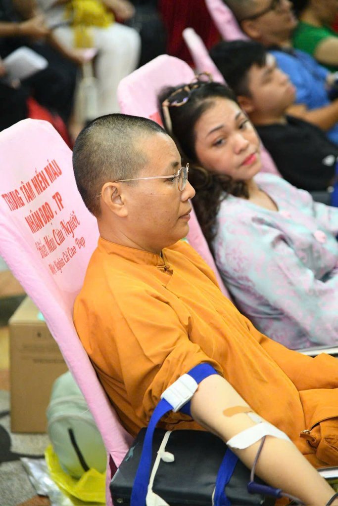 TIẾP NỐI HẠNH NGUYỆN PHỤNG SỰ: HƠN 200 TĂNG NI, PHẬT TỬ THAM GIA HIẾN MÁU NHÂN ĐẠO LẦN THỨ 136