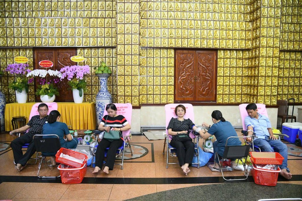 TIẾP NỐI HẠNH NGUYỆN PHỤNG SỰ: HƠN 200 TĂNG NI, PHẬT TỬ THAM GIA HIẾN MÁU NHÂN ĐẠO LẦN THỨ 136
