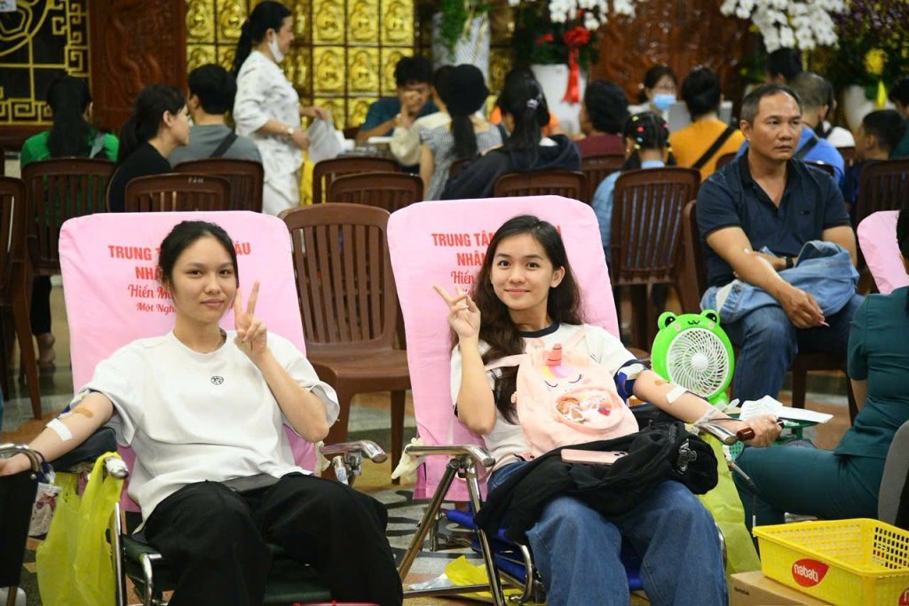 TIẾP NỐI HẠNH NGUYỆN PHỤNG SỰ: HƠN 200 TĂNG NI, PHẬT TỬ THAM GIA HIẾN MÁU NHÂN ĐẠO LẦN THỨ 136