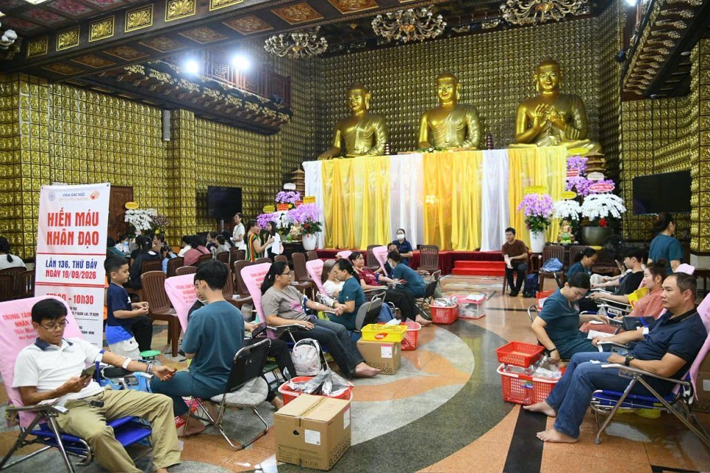 TIẾP NỐI HẠNH NGUYỆN PHỤNG SỰ: HƠN 200 TĂNG NI, PHẬT TỬ THAM GIA HIẾN MÁU NHÂN ĐẠO LẦN THỨ 136