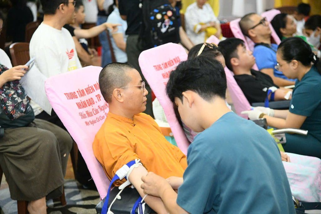 TIẾP NỐI HẠNH NGUYỆN PHỤNG SỰ: HƠN 200 TĂNG NI, PHẬT TỬ THAM GIA HIẾN MÁU NHÂN ĐẠO LẦN THỨ 136