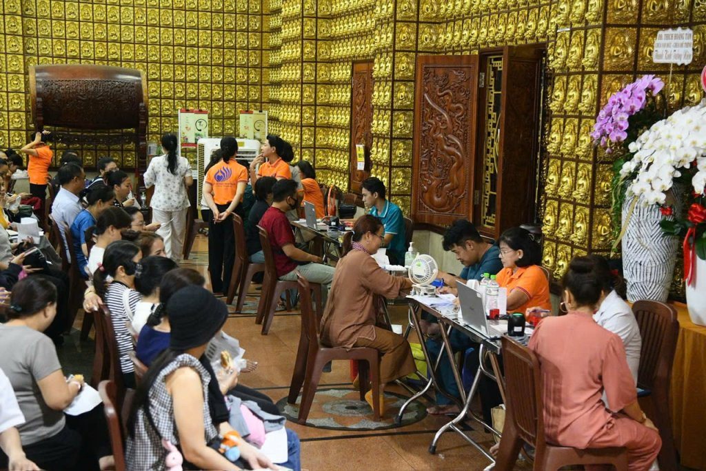 TIẾP NỐI HẠNH NGUYỆN PHỤNG SỰ: HƠN 200 TĂNG NI, PHẬT TỬ THAM GIA HIẾN MÁU NHÂN ĐẠO LẦN THỨ 136
