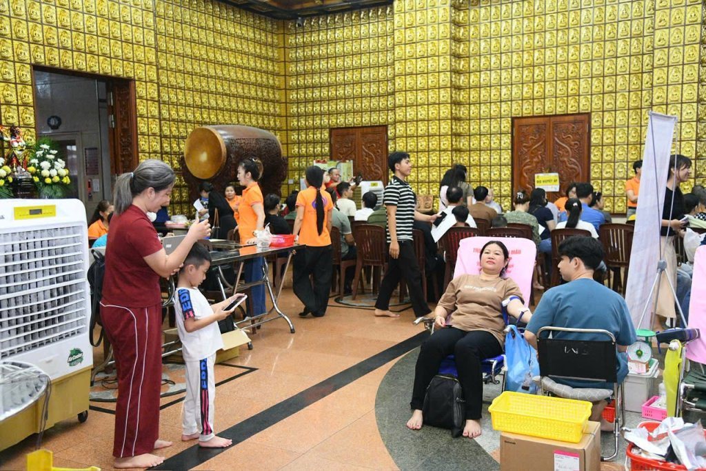 TIẾP NỐI HẠNH NGUYỆN PHỤNG SỰ: HƠN 200 TĂNG NI, PHẬT TỬ THAM GIA HIẾN MÁU NHÂN ĐẠO LẦN THỨ 136