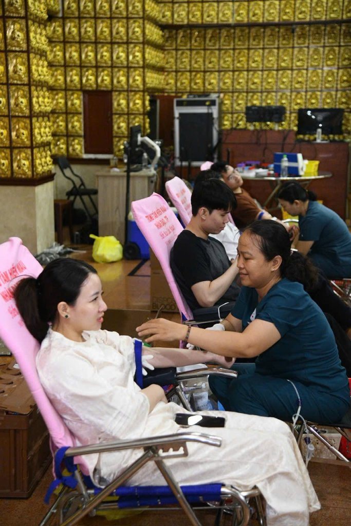 TIẾP NỐI HẠNH NGUYỆN PHỤNG SỰ: HƠN 200 TĂNG NI, PHẬT TỬ THAM GIA HIẾN MÁU NHÂN ĐẠO LẦN THỨ 136