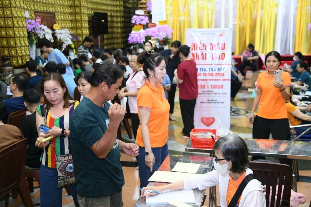 TIẾP NỐI HẠNH NGUYỆN PHỤNG SỰ: HƠN 200 TĂNG NI, PHẬT TỬ THAM GIA HIẾN MÁU NHÂN ĐẠO LẦN THỨ 136