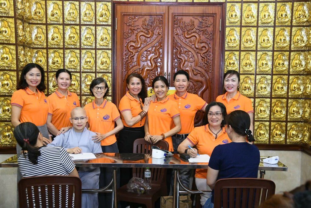 TIẾP NỐI HẠNH NGUYỆN PHỤNG SỰ: HƠN 200 TĂNG NI, PHẬT TỬ THAM GIA HIẾN MÁU NHÂN ĐẠO LẦN THỨ 136