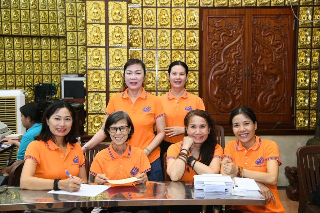 TIẾP NỐI HẠNH NGUYỆN PHỤNG SỰ: HƠN 200 TĂNG NI, PHẬT TỬ THAM GIA HIẾN MÁU NHÂN ĐẠO LẦN THỨ 136