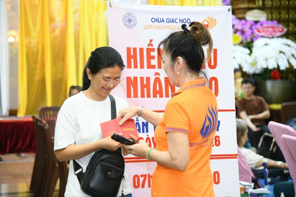 TIẾP NỐI HẠNH NGUYỆN PHỤNG SỰ: HƠN 200 TĂNG NI, PHẬT TỬ THAM GIA HIẾN MÁU NHÂN ĐẠO LẦN THỨ 136