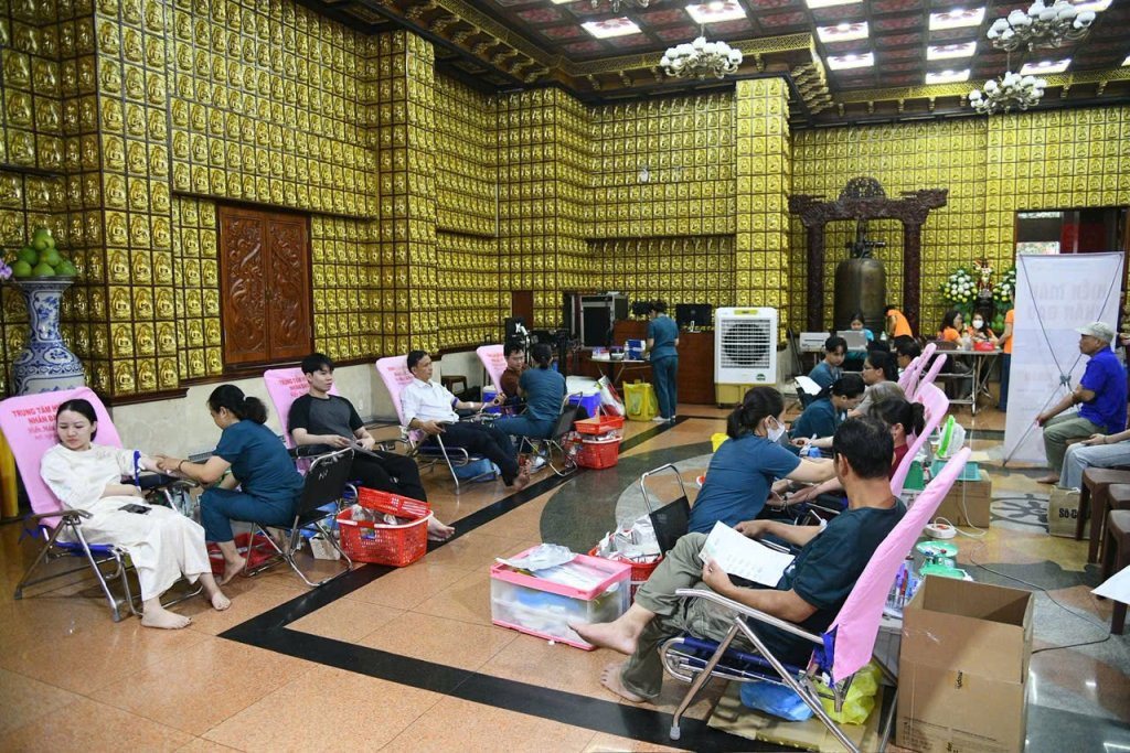 TIẾP NỐI HẠNH NGUYỆN PHỤNG SỰ: HƠN 200 TĂNG NI, PHẬT TỬ THAM GIA HIẾN MÁU NHÂN ĐẠO LẦN THỨ 136