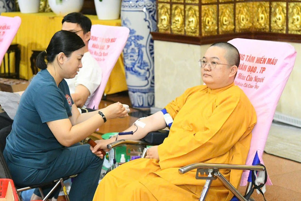 TIẾP NỐI HẠNH NGUYỆN PHỤNG SỰ: HƠN 200 TĂNG NI, PHẬT TỬ THAM GIA HIẾN MÁU NHÂN ĐẠO LẦN THỨ 136