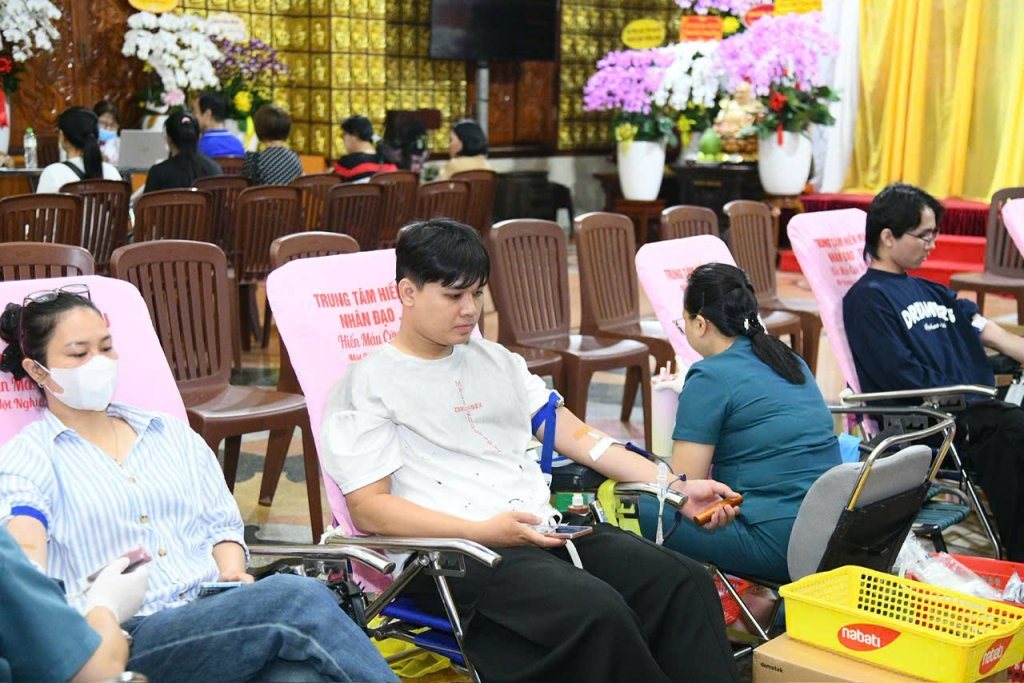 TIẾP NỐI HẠNH NGUYỆN PHỤNG SỰ: HƠN 200 TĂNG NI, PHẬT TỬ THAM GIA HIẾN MÁU NHÂN ĐẠO LẦN THỨ 136