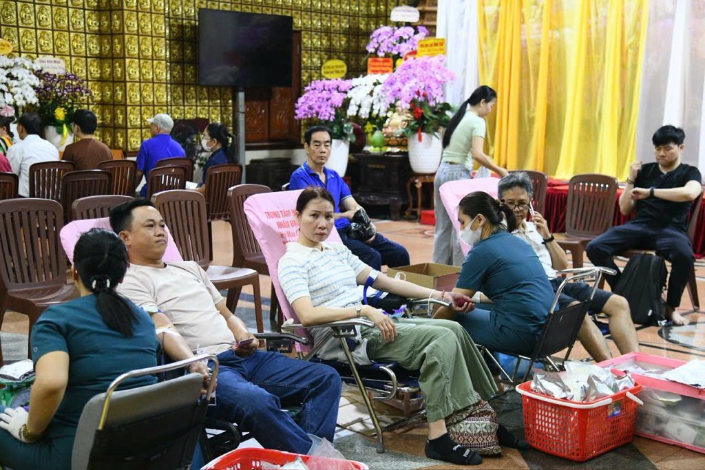 TIẾP NỐI HẠNH NGUYỆN PHỤNG SỰ: HƠN 200 TĂNG NI, PHẬT TỬ THAM GIA HIẾN MÁU NHÂN ĐẠO LẦN THỨ 136