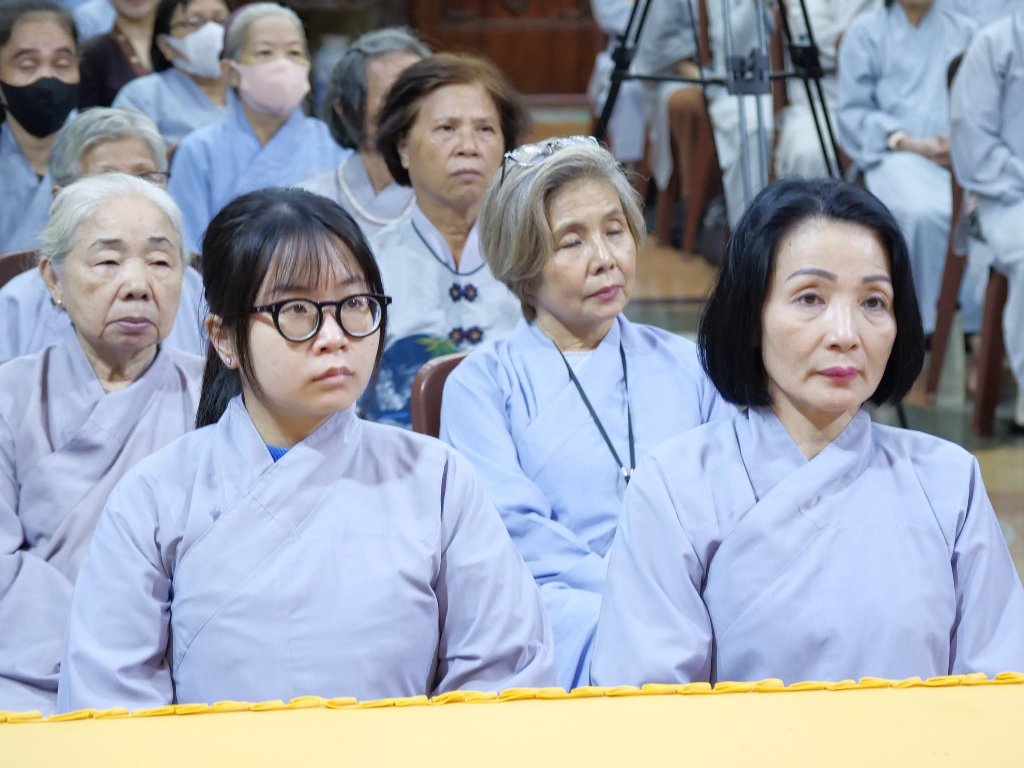 SỐNG CHÁNH NIỆM TỈNH GIÁC ĐỂ BẢO VỆ BẢN THÂN KHỎI PHIỀN NÃO, KHỔ ĐAU