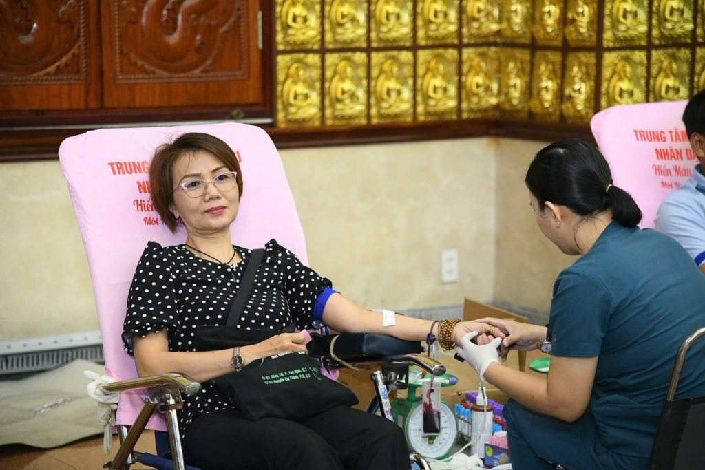 TIẾP NỐI HẠNH NGUYỆN PHỤNG SỰ: HƠN 200 TĂNG NI, PHẬT TỬ THAM GIA HIẾN MÁU NHÂN ĐẠO LẦN THỨ 136