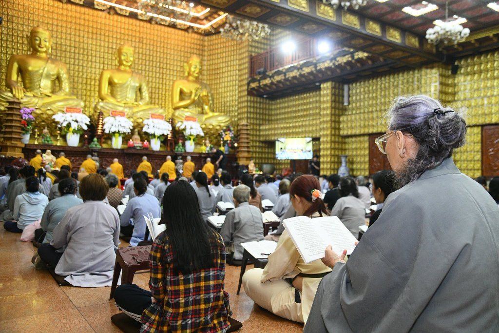 HƠN 200 PHẬT TỬ THAM DỰ LỄ SÁM HỐI TẠI CHÙA GIÁC NGỘ: LỜI NHẮC NHỞ VỀ SỨC KHỎE TINH THẦN TỪ THẦY NHẬT TỪ