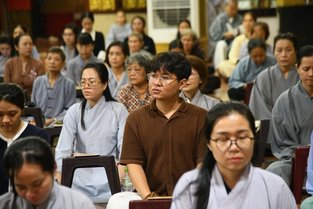 HƠN 200 PHẬT TỬ THAM DỰ LỄ SÁM HỐI TẠI CHÙA GIÁC NGỘ: LỜI NHẮC NHỞ VỀ SỨC KHỎE TINH THẦN TỪ THẦY NHẬT TỪ