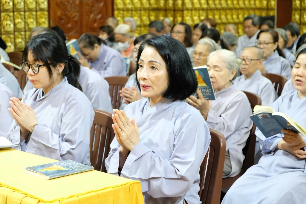 KHÓA TU NGÀY AN LẠC TẠI CHÙA GIÁC NGỘ VỚI SỰ THAM DỰ CỦA GS. TS. NGUYỄN HÙNG HẬU
