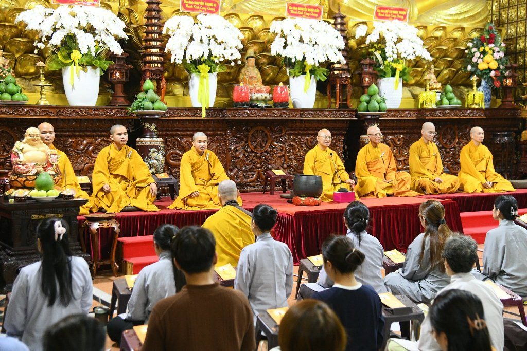 HƠN 200 PHẬT TỬ THAM DỰ LỄ SÁM HỐI TẠI CHÙA GIÁC NGỘ: LỜI NHẮC NHỞ VỀ SỨC KHỎE TINH THẦN TỪ THẦY NHẬT TỪ
