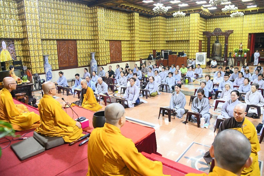 HƠN 200 PHẬT TỬ THAM DỰ LỄ SÁM HỐI TẠI CHÙA GIÁC NGỘ: LỜI NHẮC NHỞ VỀ SỨC KHỎE TINH THẦN TỪ THẦY NHẬT TỪ