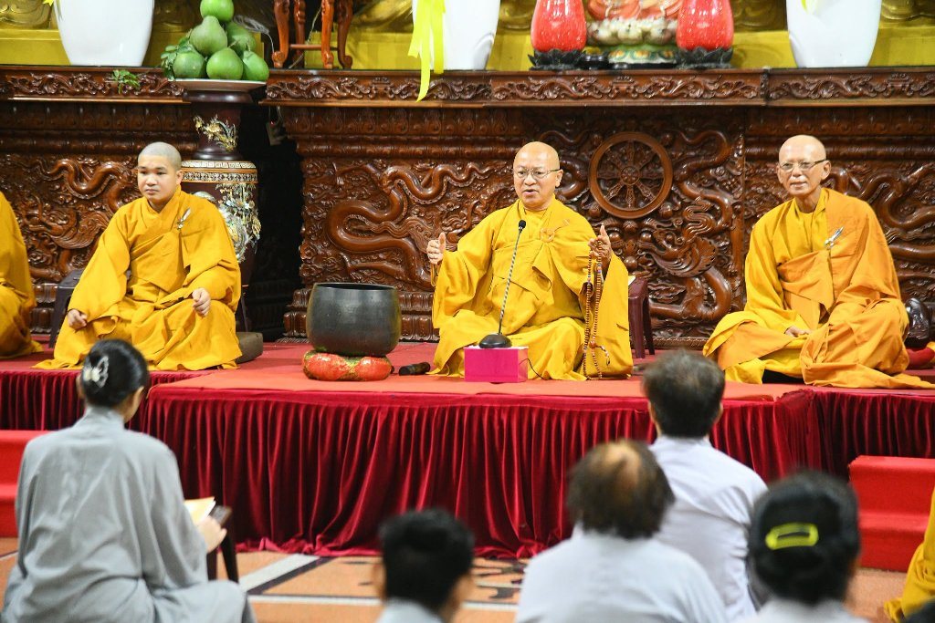 HƠN 200 PHẬT TỬ THAM DỰ LỄ SÁM HỐI TẠI CHÙA GIÁC NGỘ: LỜI NHẮC NHỞ VỀ SỨC KHỎE TINH THẦN TỪ THẦY NHẬT TỪ