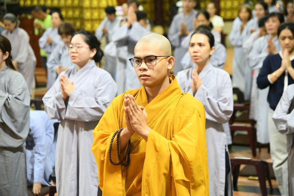 HƠN 200 PHẬT TỬ THAM DỰ LỄ SÁM HỐI TẠI CHÙA GIÁC NGỘ: LỜI NHẮC NHỞ VỀ SỨC KHỎE TINH THẦN TỪ THẦY NHẬT TỪ