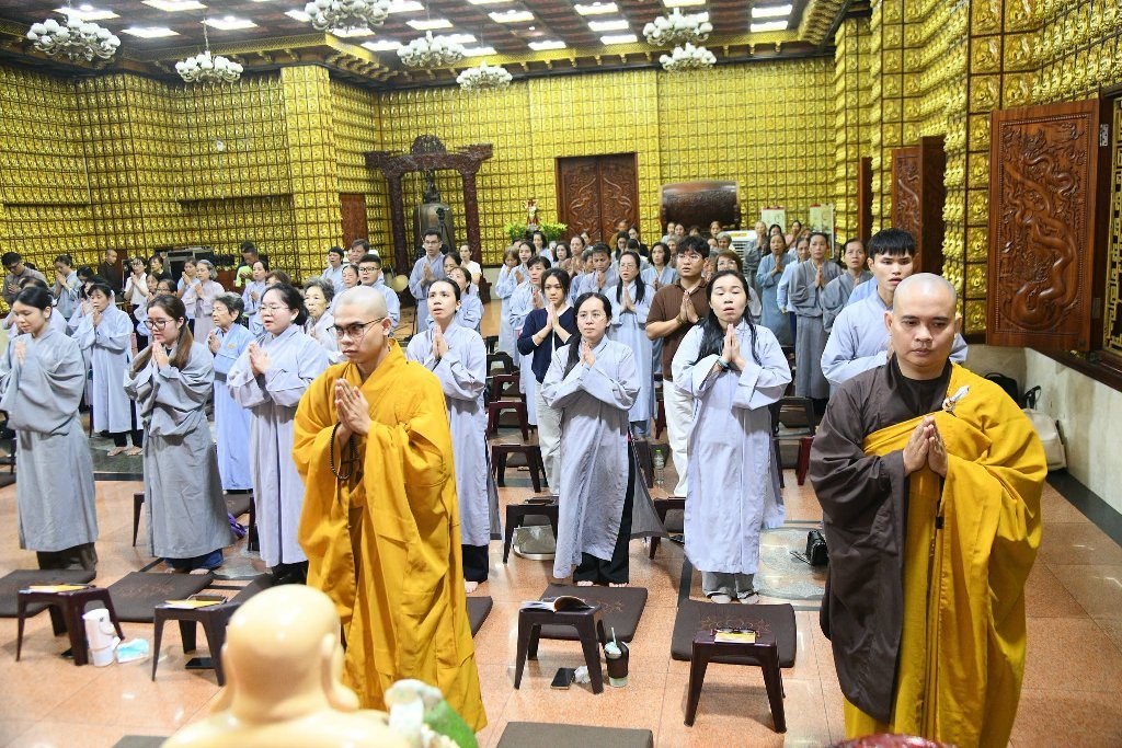 HƠN 200 PHẬT TỬ THAM DỰ LỄ SÁM HỐI TẠI CHÙA GIÁC NGỘ: LỜI NHẮC NHỞ VỀ SỨC KHỎE TINH THẦN TỪ THẦY NHẬT TỪ