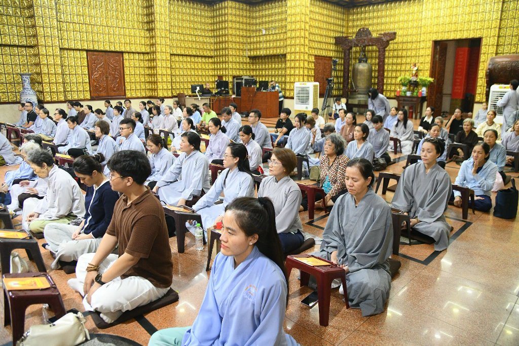 HƠN 200 PHẬT TỬ THAM DỰ LỄ SÁM HỐI TẠI CHÙA GIÁC NGỘ: LỜI NHẮC NHỞ VỀ SỨC KHỎE TINH THẦN TỪ THẦY NHẬT TỪ