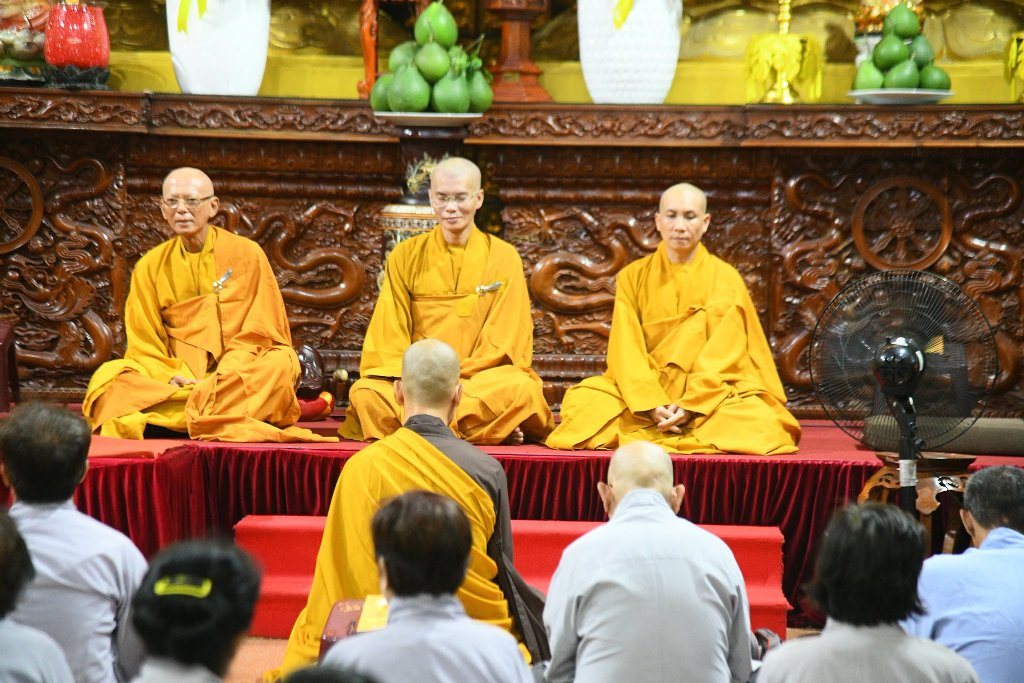 HƠN 200 PHẬT TỬ THAM DỰ LỄ SÁM HỐI TẠI CHÙA GIÁC NGỘ: LỜI NHẮC NHỞ VỀ SỨC KHỎE TINH THẦN TỪ THẦY NHẬT TỪ
