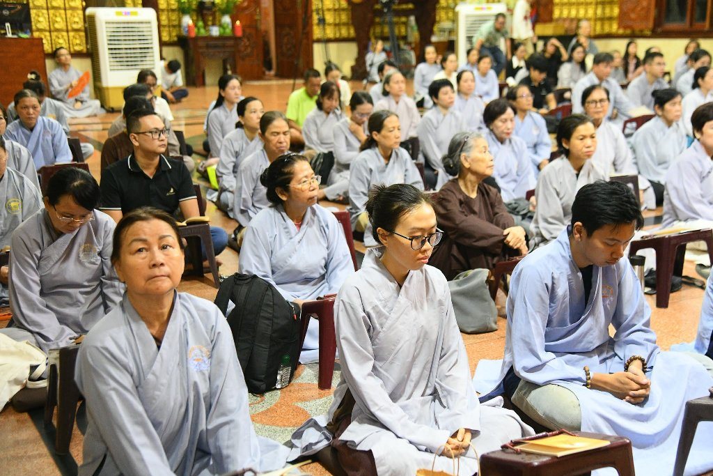 HƠN 200 PHẬT TỬ THAM DỰ LỄ SÁM HỐI TẠI CHÙA GIÁC NGỘ: LỜI NHẮC NHỞ VỀ SỨC KHỎE TINH THẦN TỪ THẦY NHẬT TỪ