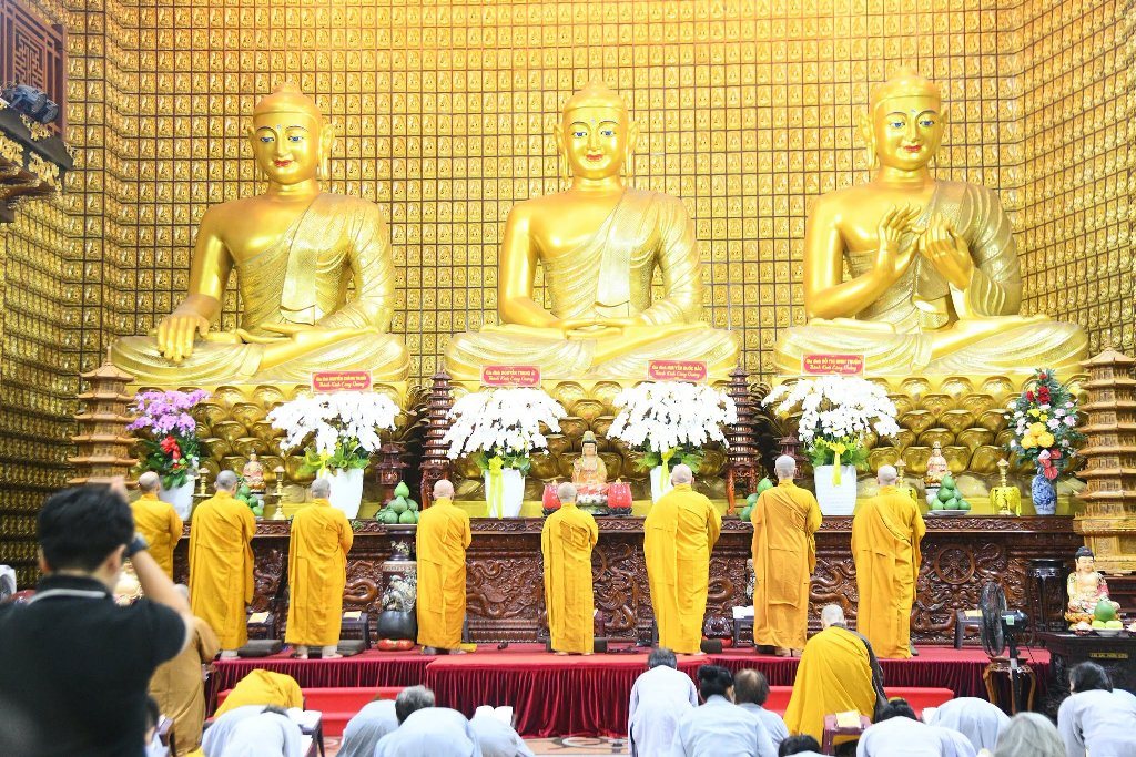 HƠN 200 PHẬT TỬ THAM DỰ LỄ SÁM HỐI TẠI CHÙA GIÁC NGỘ: LỜI NHẮC NHỞ VỀ SỨC KHỎE TINH THẦN TỪ THẦY NHẬT TỪ