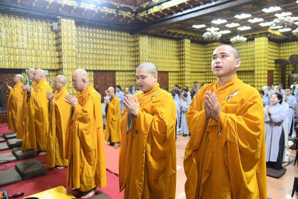 HƠN 200 PHẬT TỬ THAM DỰ LỄ SÁM HỐI TẠI CHÙA GIÁC NGỘ: LỜI NHẮC NHỞ VỀ SỨC KHỎE TINH THẦN TỪ THẦY NHẬT TỪ