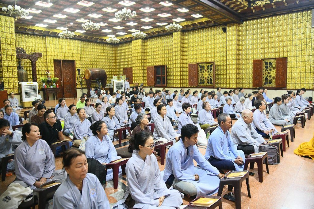 HƠN 200 PHẬT TỬ THAM DỰ LỄ SÁM HỐI TẠI CHÙA GIÁC NGỘ: LỜI NHẮC NHỞ VỀ SỨC KHỎE TINH THẦN TỪ THẦY NHẬT TỪ