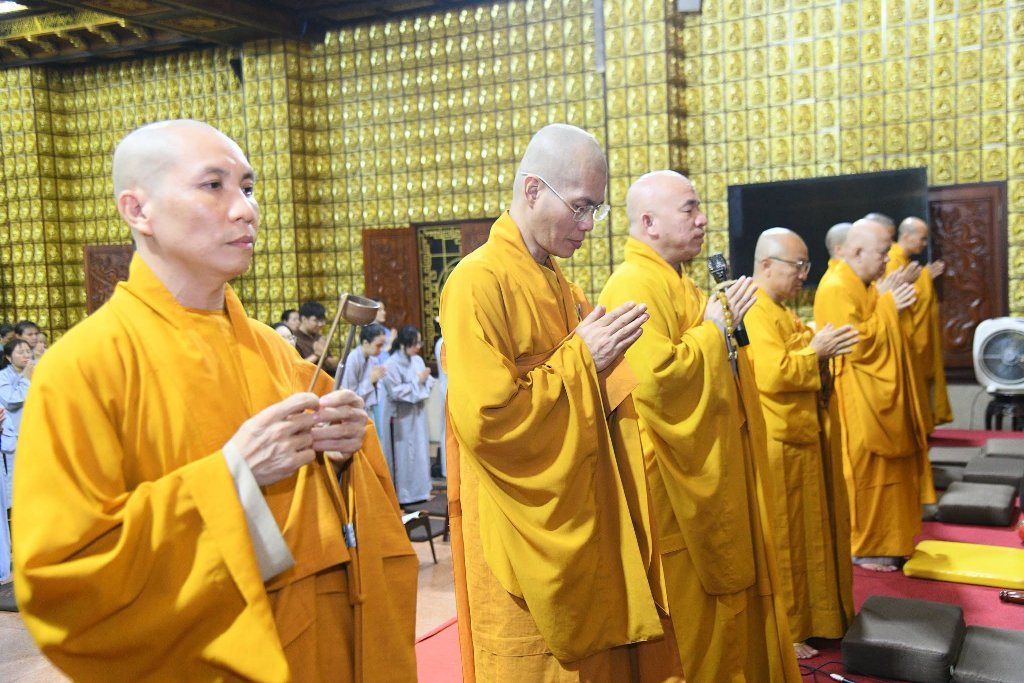 HƠN 200 PHẬT TỬ THAM DỰ LỄ SÁM HỐI TẠI CHÙA GIÁC NGỘ: LỜI NHẮC NHỞ VỀ SỨC KHỎE TINH THẦN TỪ THẦY NHẬT TỪ